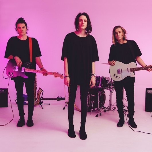 Friends  Chase Atlantic (Lyrics) 